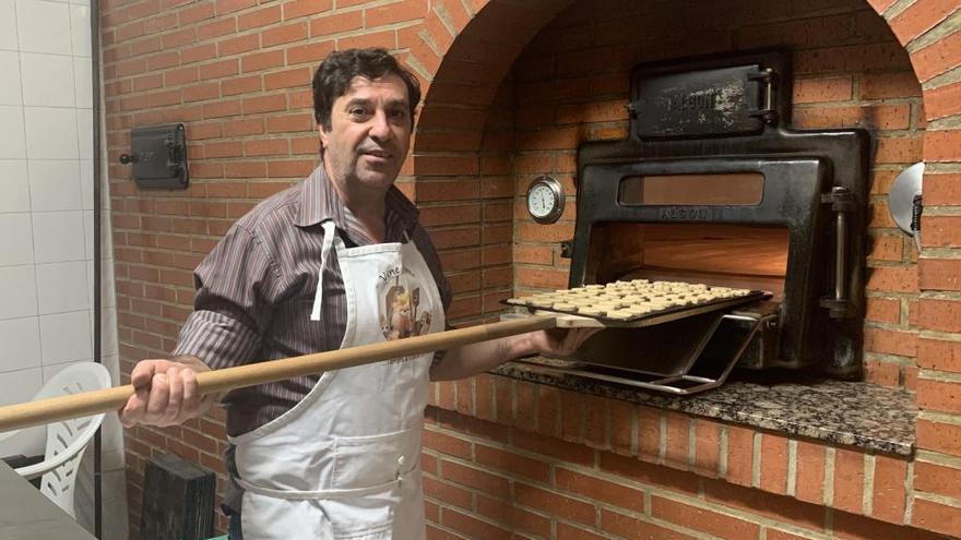 Enrique Mínguez celebra trabajando los 60 años del horno.