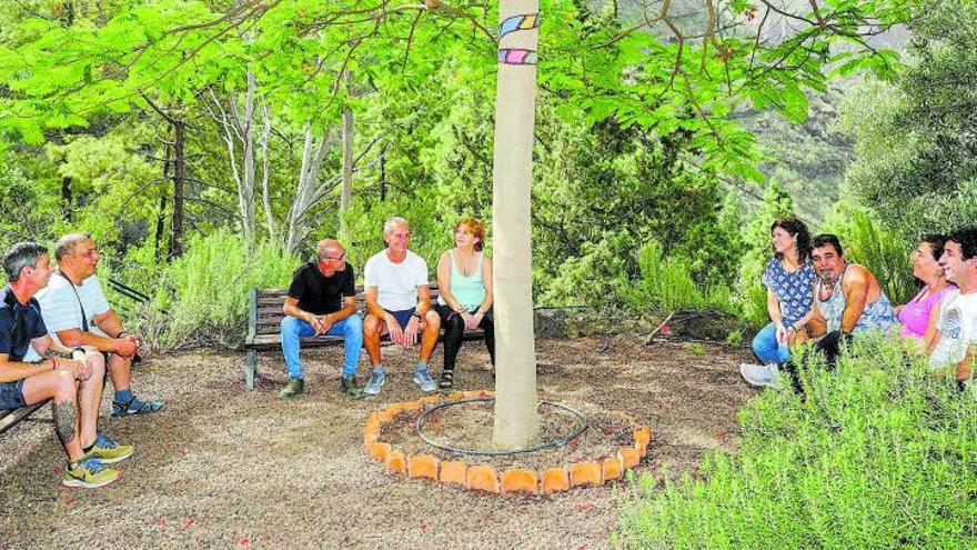 Imagen de los residentes en la Casa Esperanza, en el Lugar de los Berrazales en Agaete, en uno de los patios de la vivienda donde se ubica el proyecto.