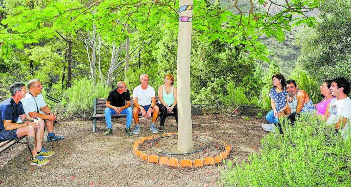 Imagen de los residentes en la Casa Esperanza, en el Lugar de los Berrazales en Agaete, en uno de los patios de la vivienda donde se ubica el proyecto. | | JOSÉ CARLOS GUERRA