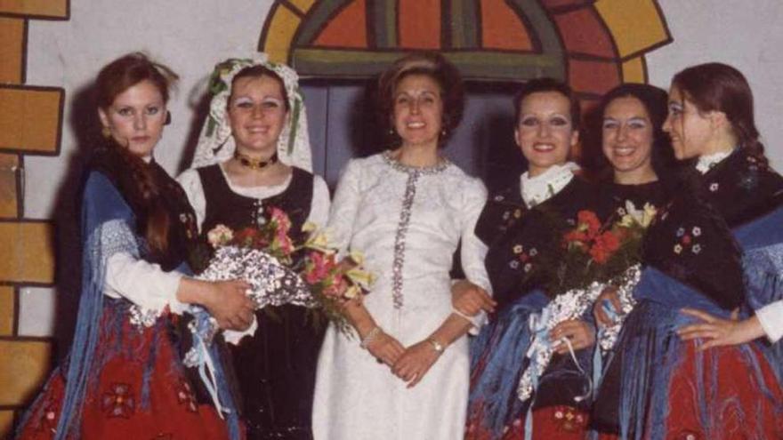 Victoria Canedo, en el centro, con las bailarinas Cristina Cachafeiro, Virginia Prieto Puga y Carmen Lago, tras una actuación en el Colón en 1971.