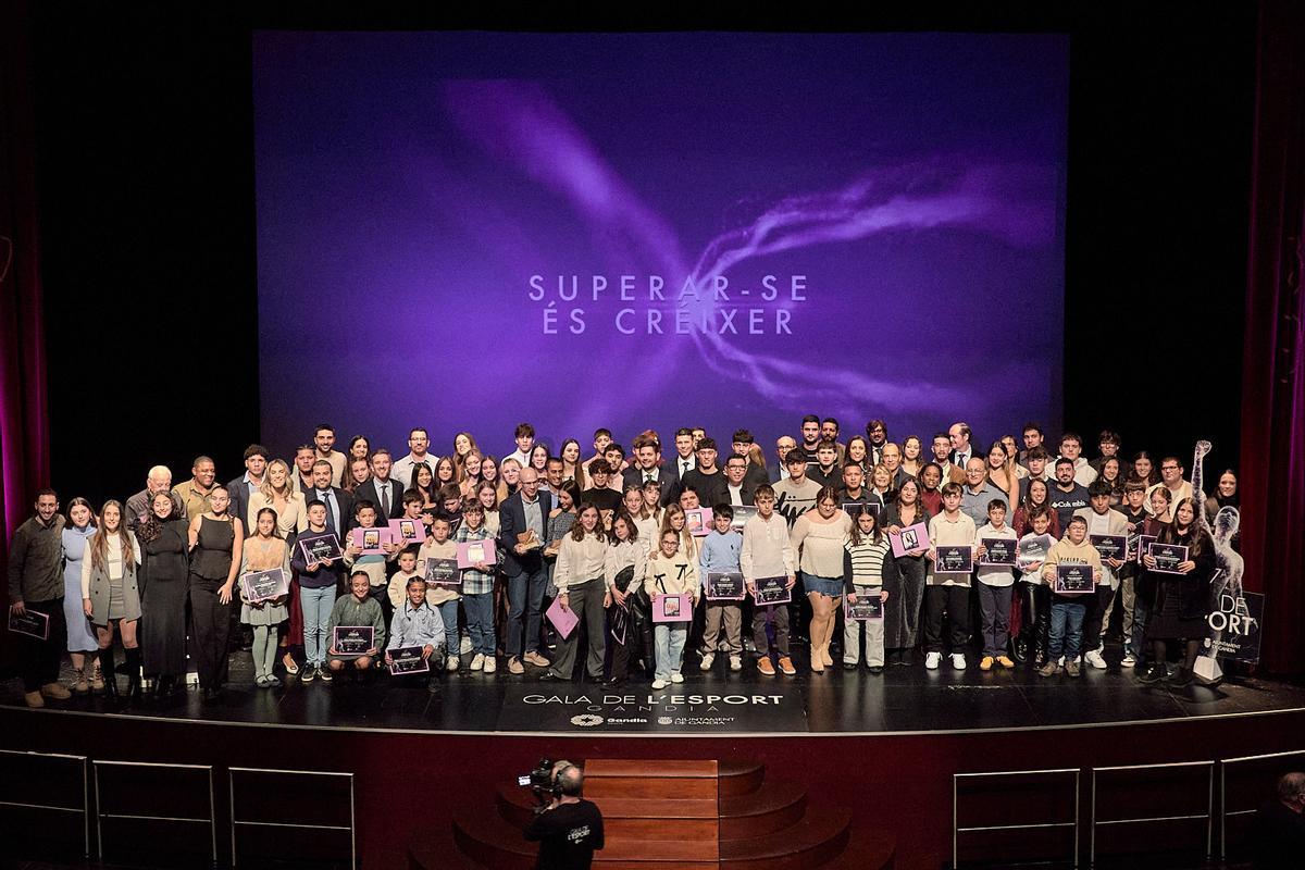 Foto final de "familia" con todos los premiados