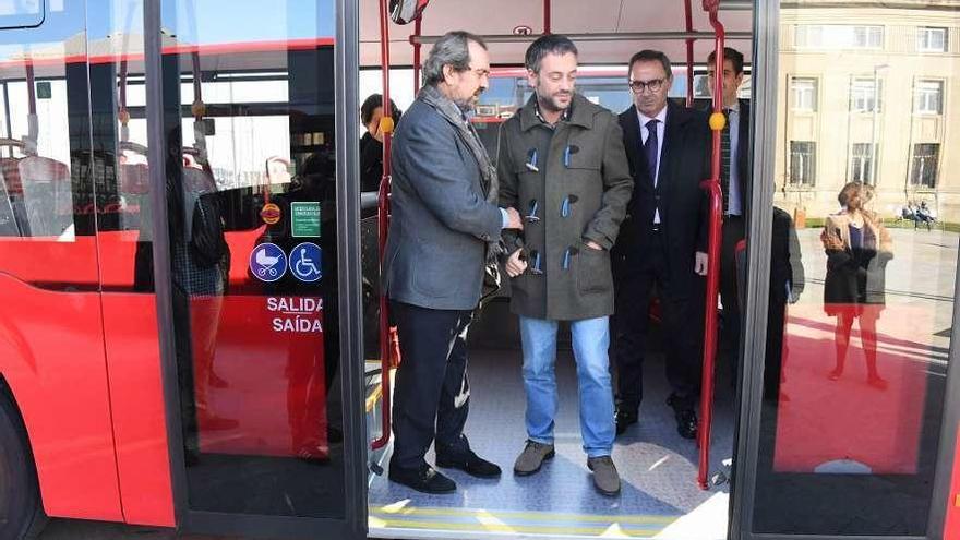 El presidente de Tranvías, José Prada, y el alcalde, Xulio Ferreiro, en un autobús en 2016.