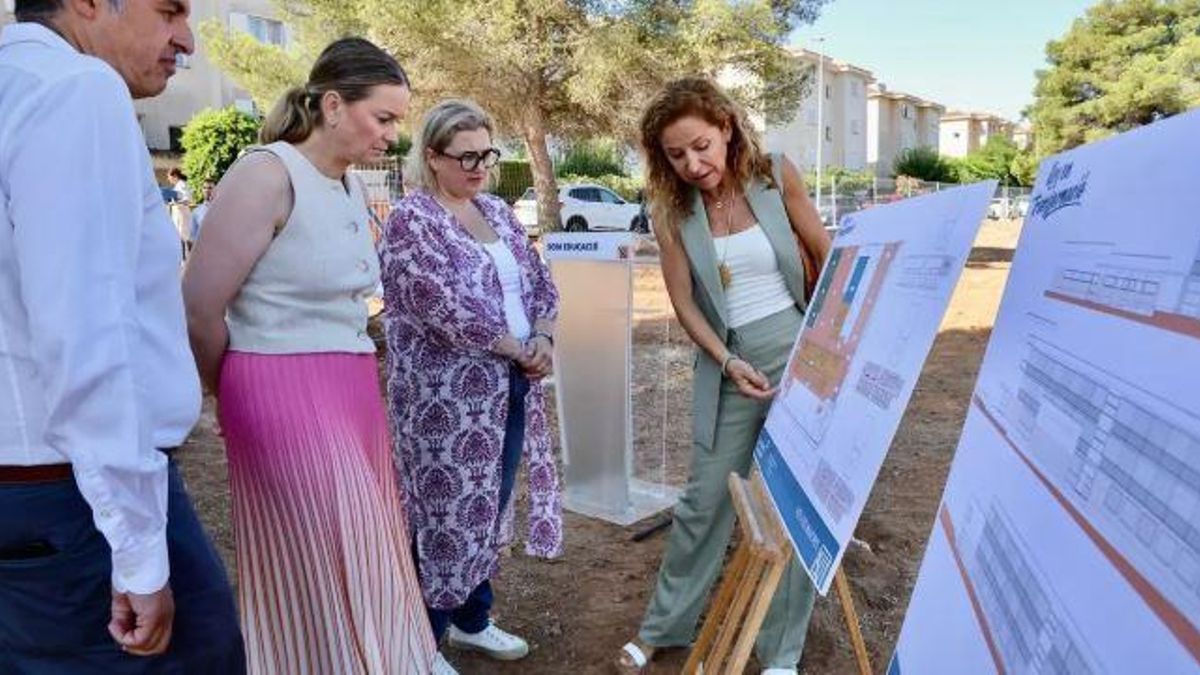 Die balearische Ministerpräsidentin Marga Prohens (auf dem Foto im rosafarbenen Rock) am Dienstag (22.7.) beim Ortsbesuch.