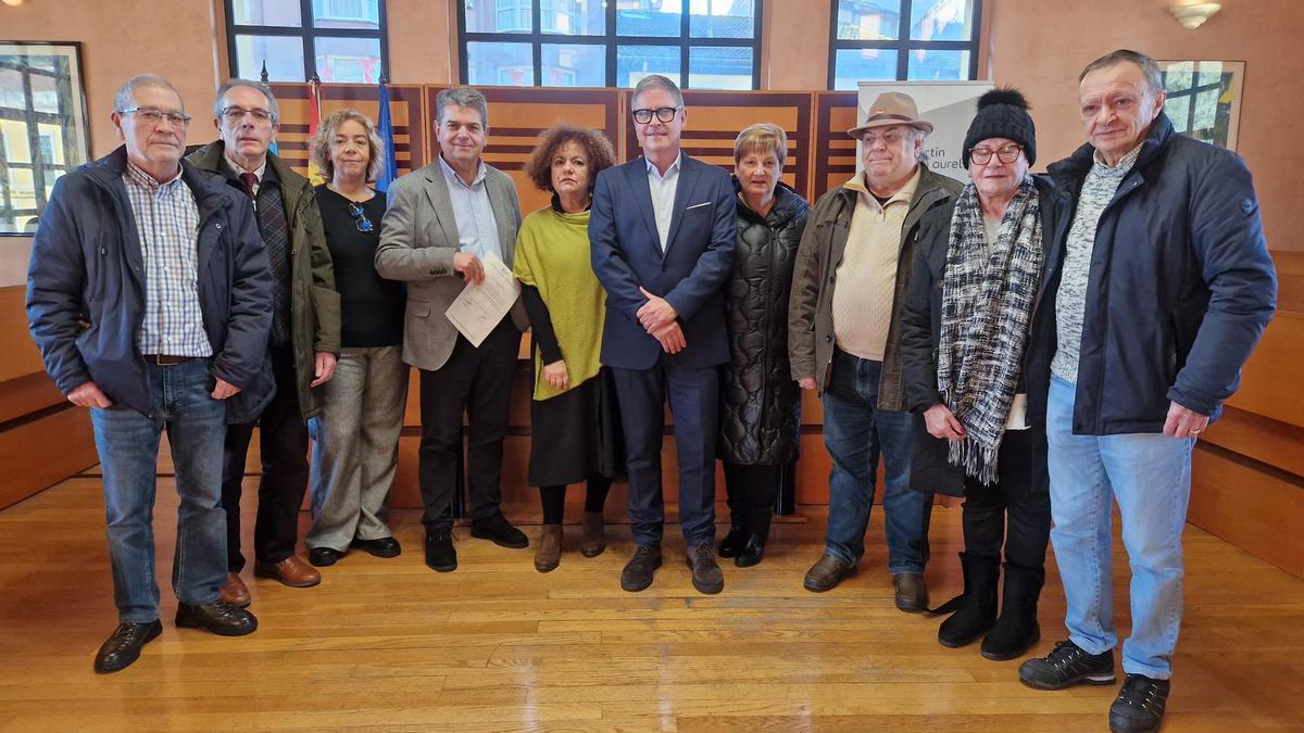 Marta del Arco, en el centro, entre Ardines, a su derecha, y Rodríguez Nuño, con miembros de la corporación de San Martín y usuarios del centro social