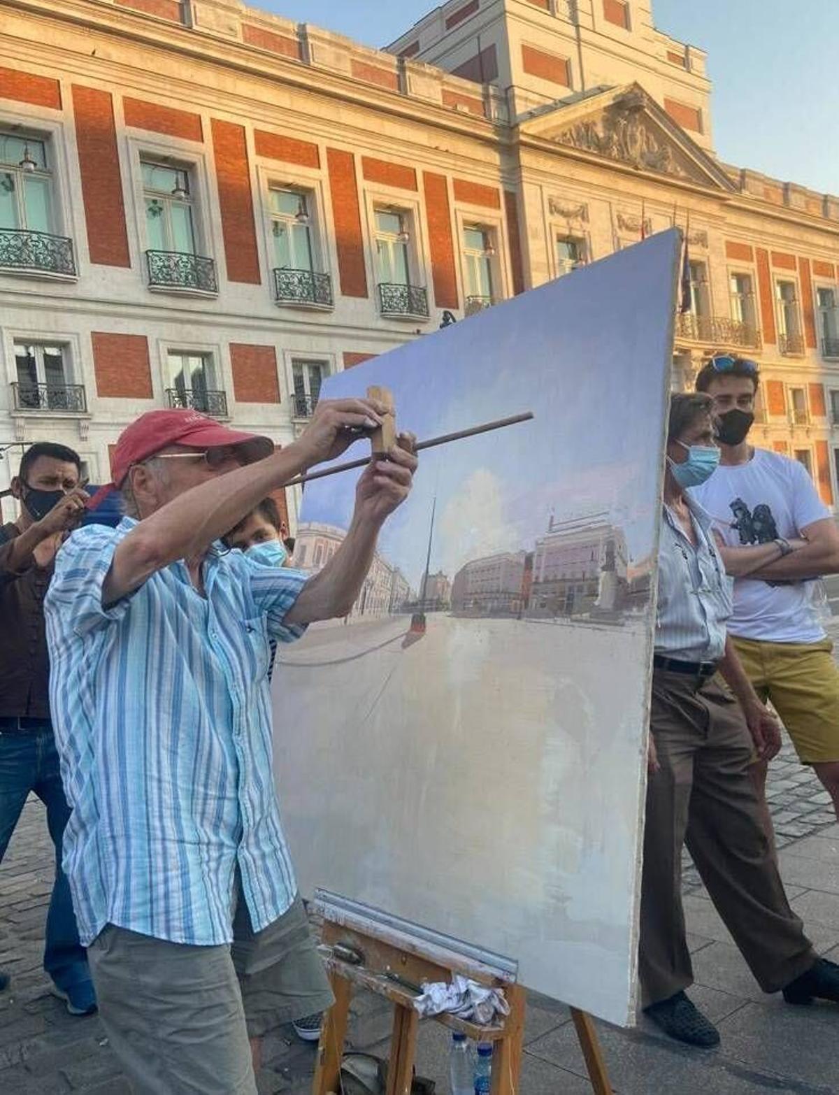 Antonio López pintando en la Puerta del Sol en 2020