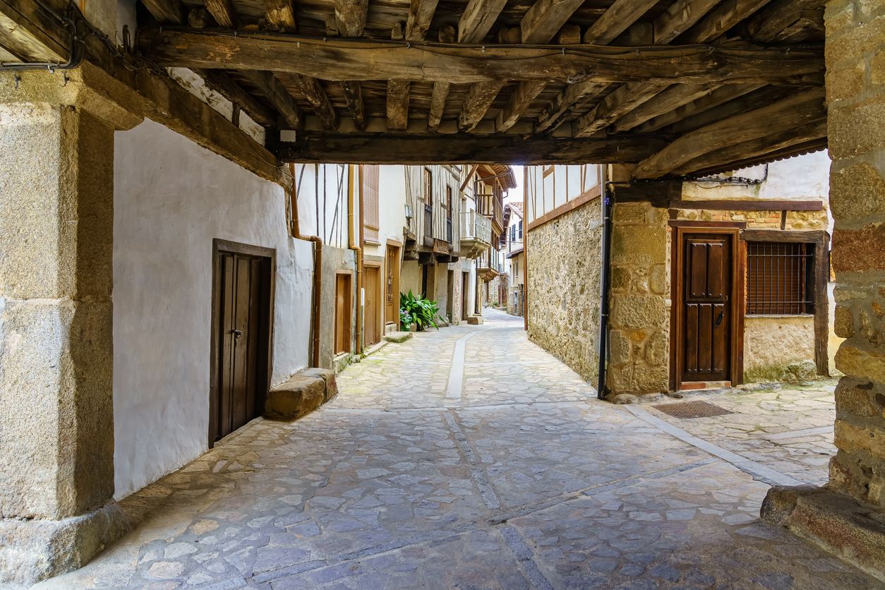 Pasear por este pueblo de Salamanca es como hacerlo por una película Disney.