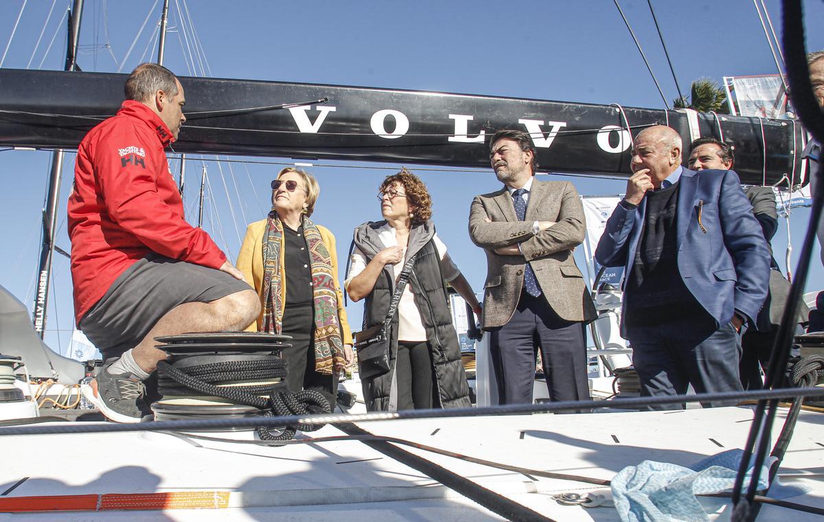 Ana Barceló, Josefina Bueno, Luis Barcala, Antonio Rodes y Herick Campos escuchan explicaciones sobre la Ocean