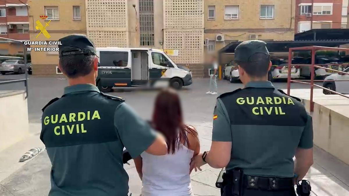 Traslado de una de las personas detenidas en Villena.
