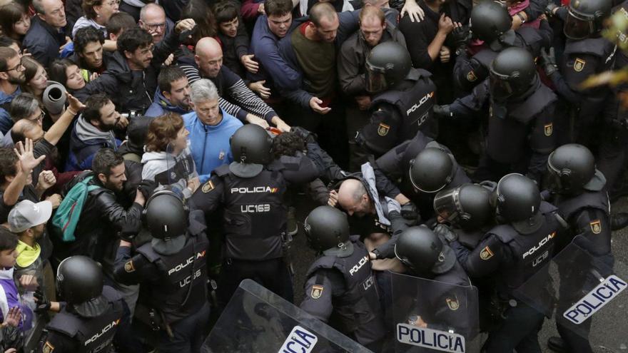 Antidisturbios desplazados de toda España el 1-O en Barcelona.   | // ALBERTO ESTÉVEZ