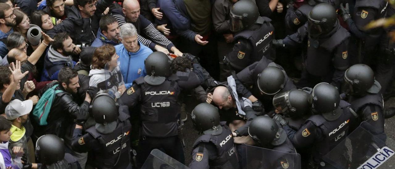 Antidisturbios desplazados de toda España el 1-O en Barcelona.   | // ALBERTO ESTÉVEZ