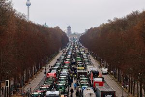 Protesta de tractores en la calle 17 Junio de Berlín, este lunes.