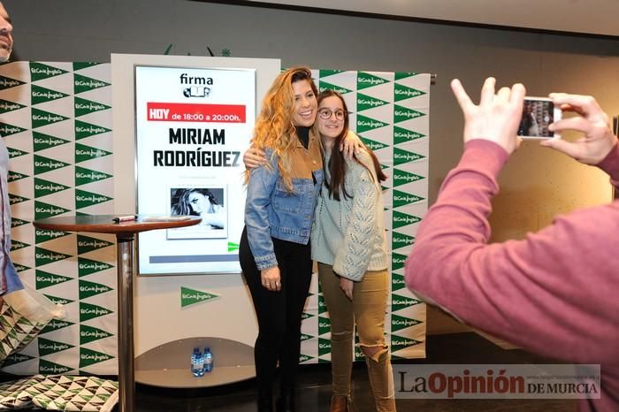 Miriam Rodríguez firma discos en El Corte Inglés