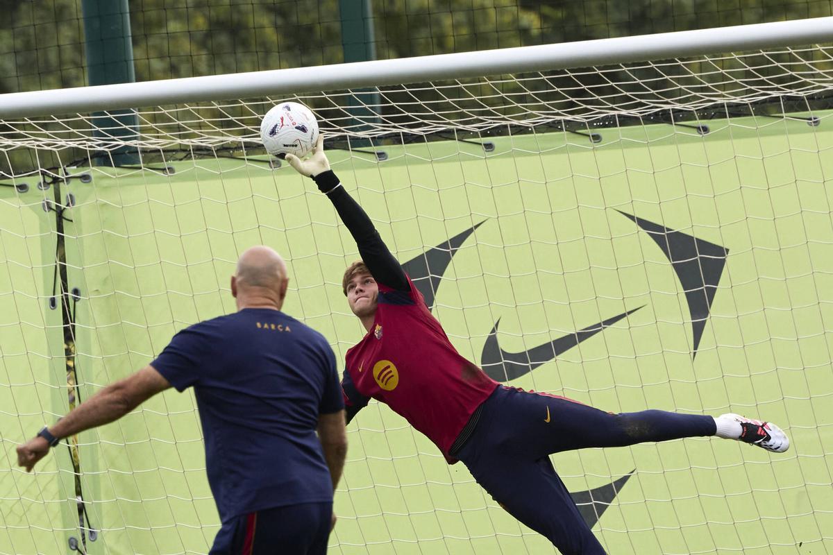 Entrenamiento del FC Barcelona en la previa al partido de la Liga EA Sports 2026-2027 frente al Sevilla Foto: Dani Barbeito Ciutat Esportiva Joan Gamper. jose ramon de la fuente . iker rodriguez. barça. entreno 2026/2027. ciudad deportiva joan gamper