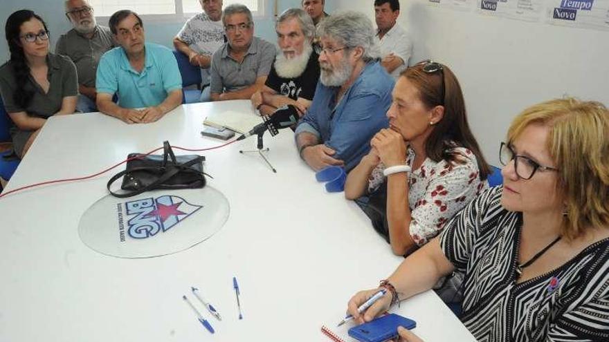 Las seis comunidades de montes de Vilagarcía comparecieron ayer en la sede del BNG de Vilagarcía. // Iñaki Abella