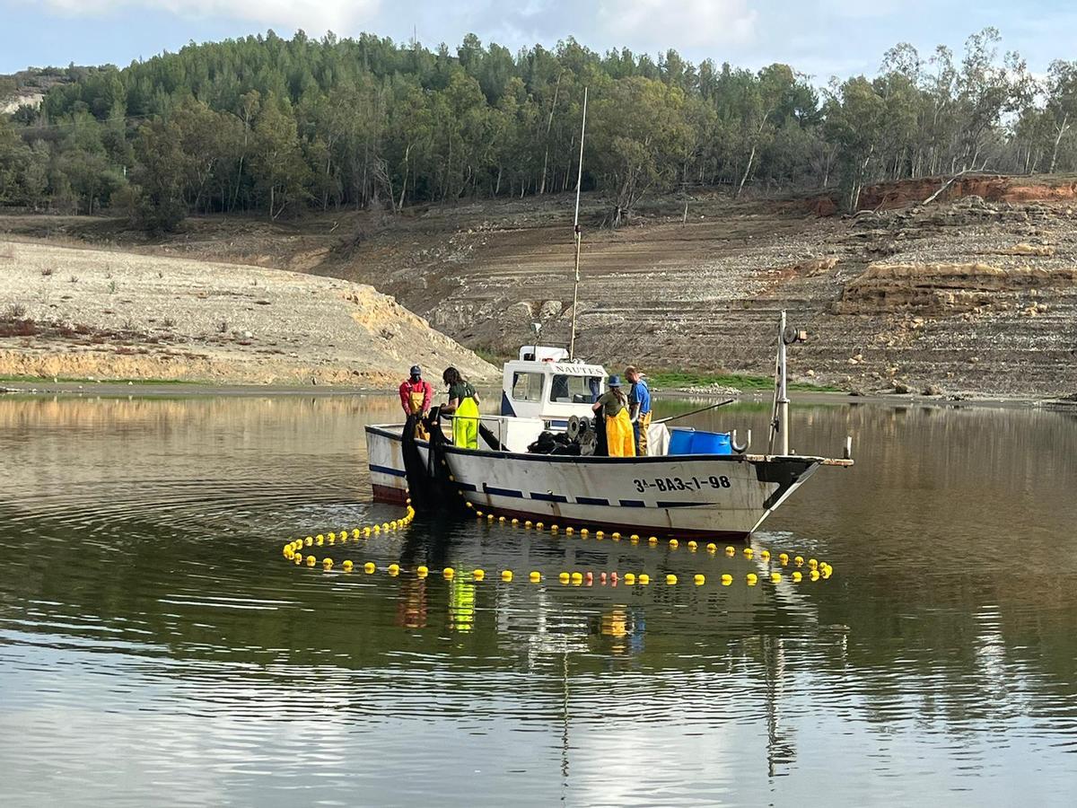 La embarcación Nautes realizando trabajos de pesca