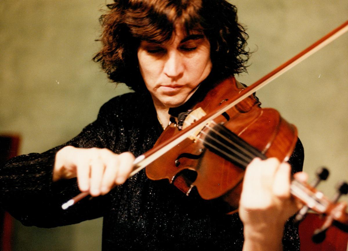 Dolors Casas i Pujol, en una fotografia d'arxiu on se la veu tocant el violí, una de les coses que més li agradava fer