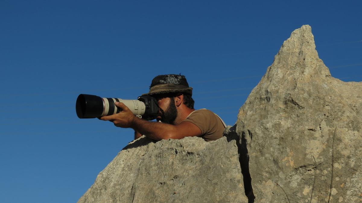 Néstor Rico Campos durante una sesión fotográfica de fauna salvaje en la Sierra del Cid.