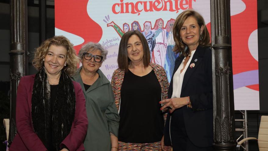 Desde la izquierda, Concha Paredes, Yolanda Lobo, Nuria Varela y Conchita Méndez en la inauguración de los III Encuentros «Cincuenter» en el Archivo Histórico de Asturias. | Fernando Rodríguez