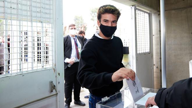 Riqui Puig, que en la última jornada no tuvo minutos, depositó su voto en el Camp Nou