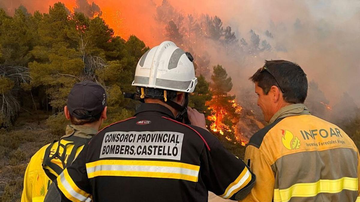 El poniente da una tregua decisiva de horas para frenar el avance del fuego.