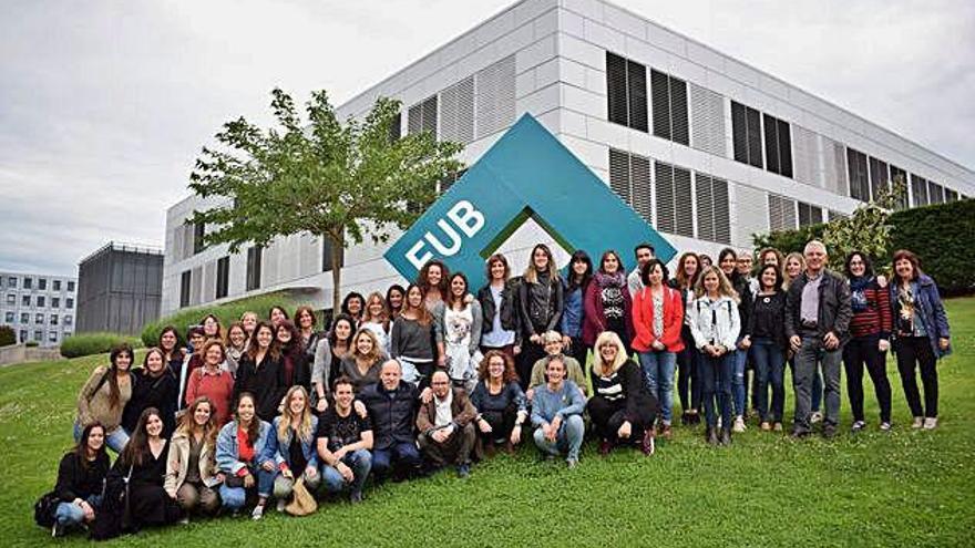 Els participants en la festa del desè aniversari a l&#039;exterior de la UManresa-FUB, ahir al migdia