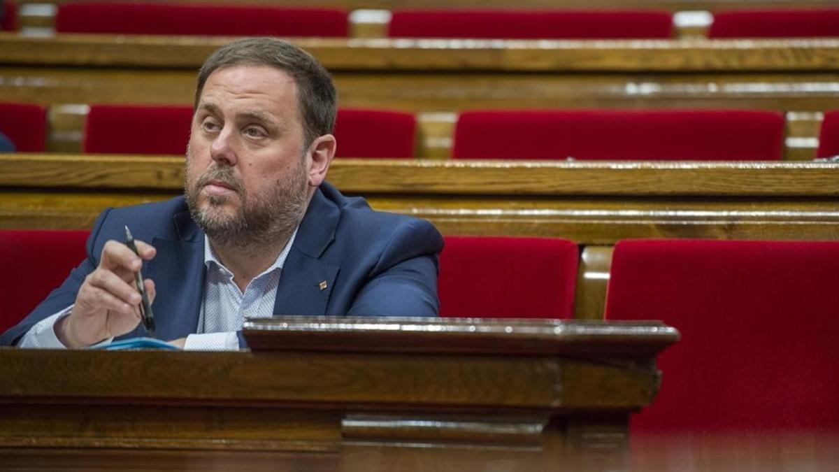 El vicepresidente del Govern, Oriol Junqueras, en su escaño del Parlament.