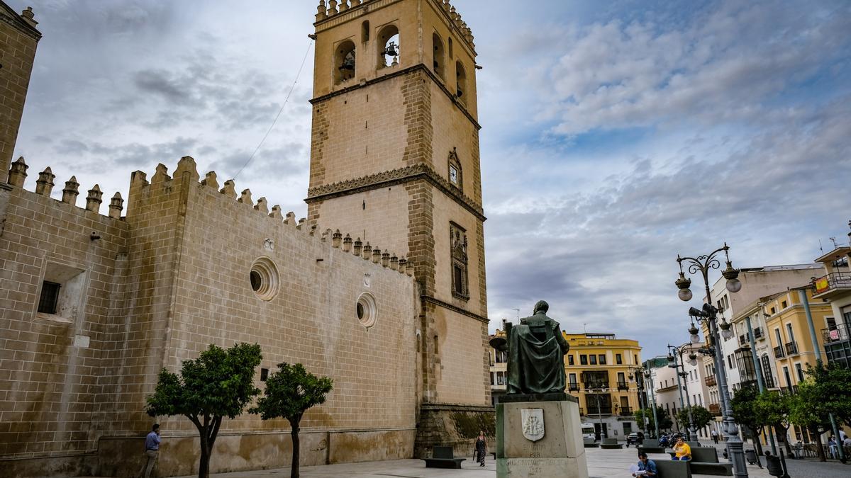 Vista de la torre de la catedral desde el Ayuntamiento de Badajoz.