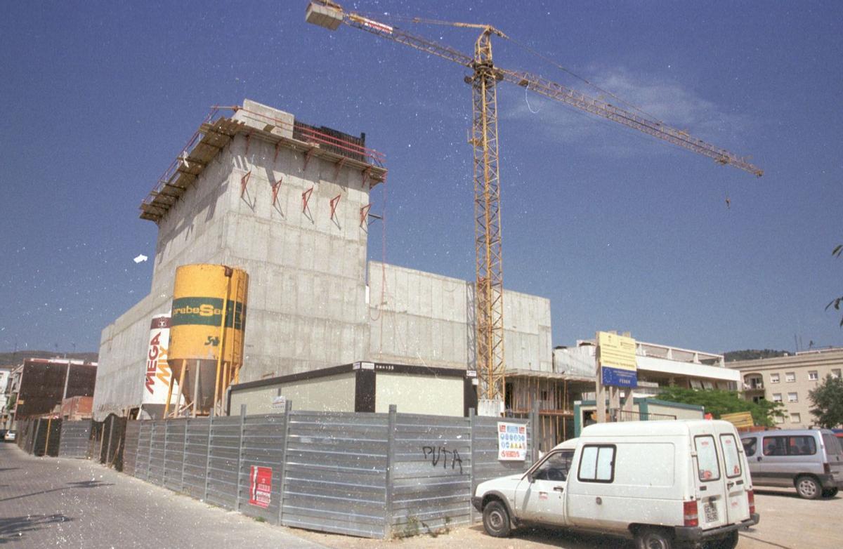 Les obres del Teatre Municipal en plena efervescència abans de ser inaugurat el 2002