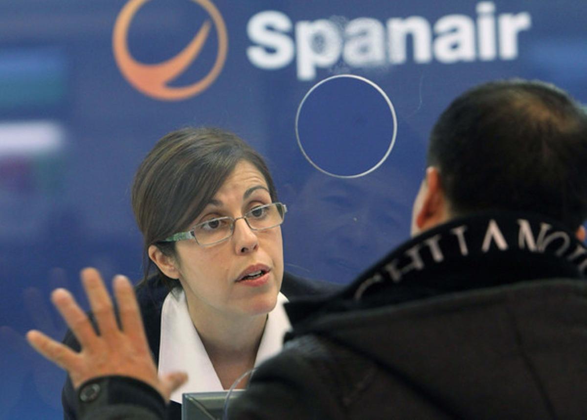 Una treballadora de Spanair atén un passatger afectat pel cessament de l’aerolínia, dissabte, a Barajas. Una treballadora de Spanair atén un passatger afectat pel cessament de l’aerolínia, dissabte, a Barajas.
