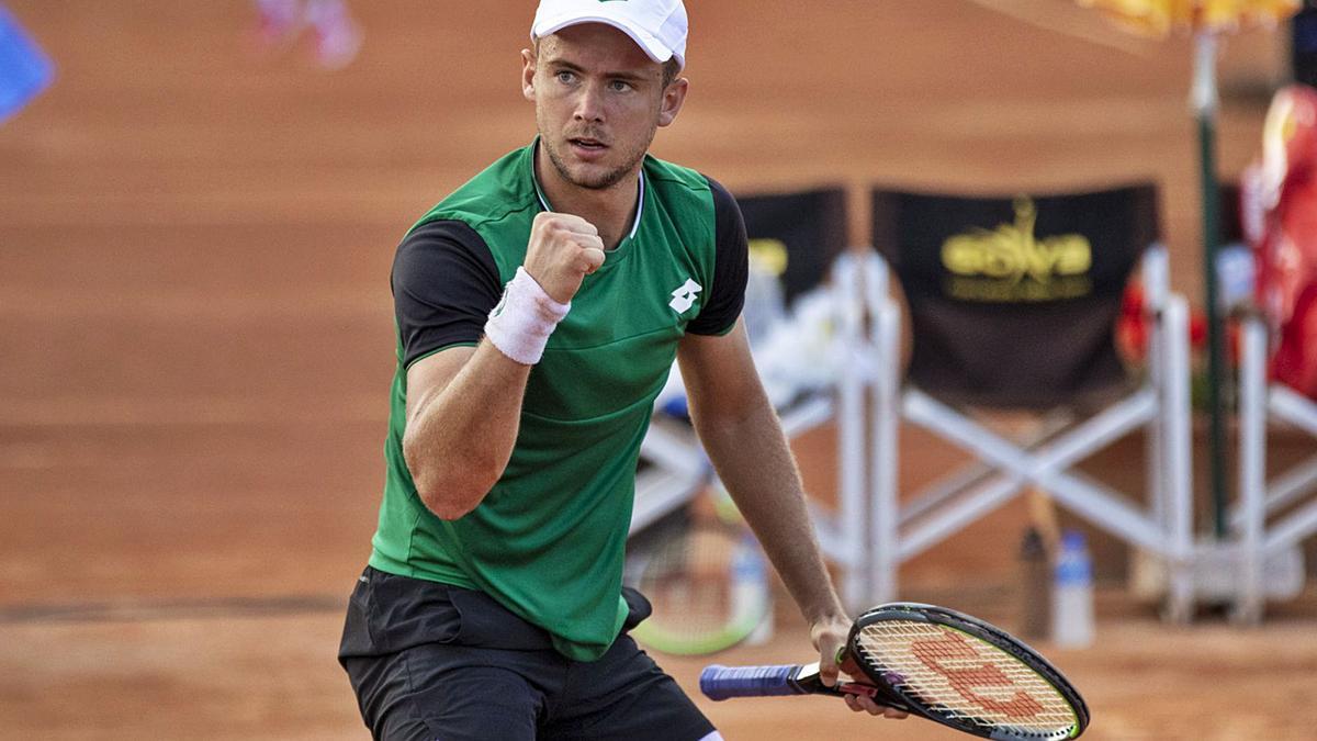 Enzo Couacaud celebra un punto ganador durante la final del Gran Canaria Challenger 1 ante el canadiense Steven Diez, disputada ayer en El Cortijo. | | MARTA MAGNI/MEF TENNIS EVENTS