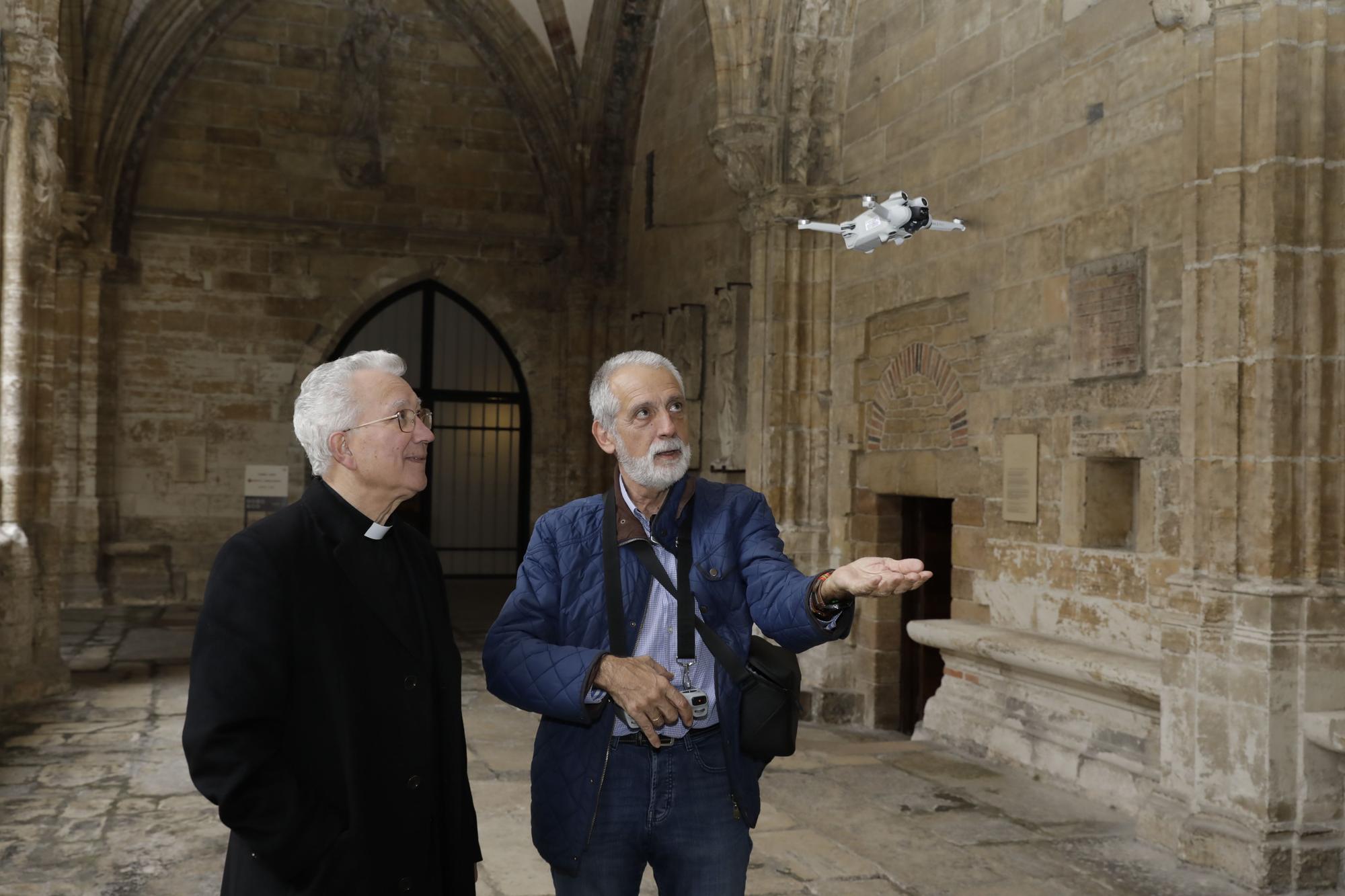 Drones volando en la Catedral de Oviedo: Iñaki Terán graba vídeos inéditos en el templo