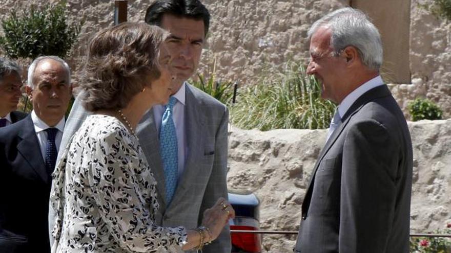 La reina Sofía, junto al ministro de Industria, José Manuel Soria (c), saluda al presidente de Murcia, Ramón Luis Valcárcel, a su llegada al Parador Nacional de Turismo del Castillo de Lorca