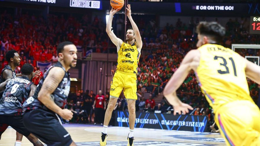 Aaron Doornekamp lanza un triple en el duelo contra el Hapoel Jerusalem del viernes. | | E. COBOS