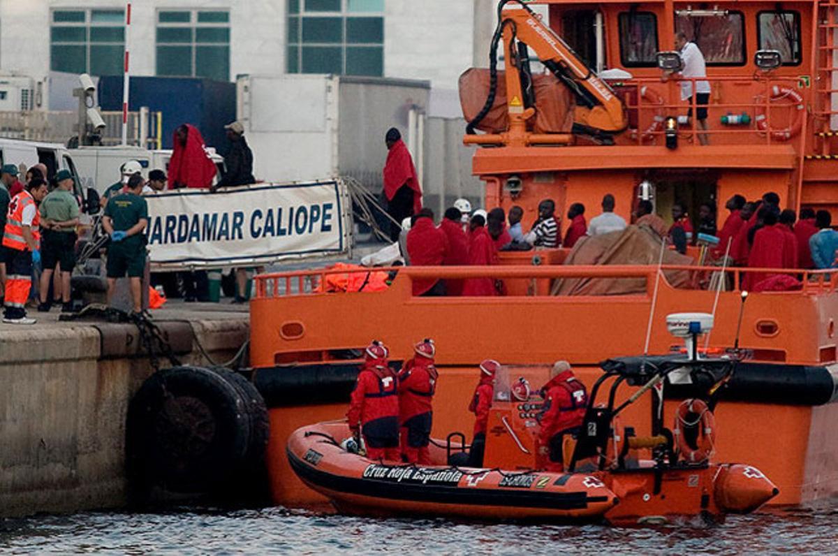 Membres de Salvament Marítim traslladen al port d’Almeria quaranta immigrants d’origen subsaharià rescatats d’una pastera interceptada a dues milles nàutiques de l’illa d’Alborán.