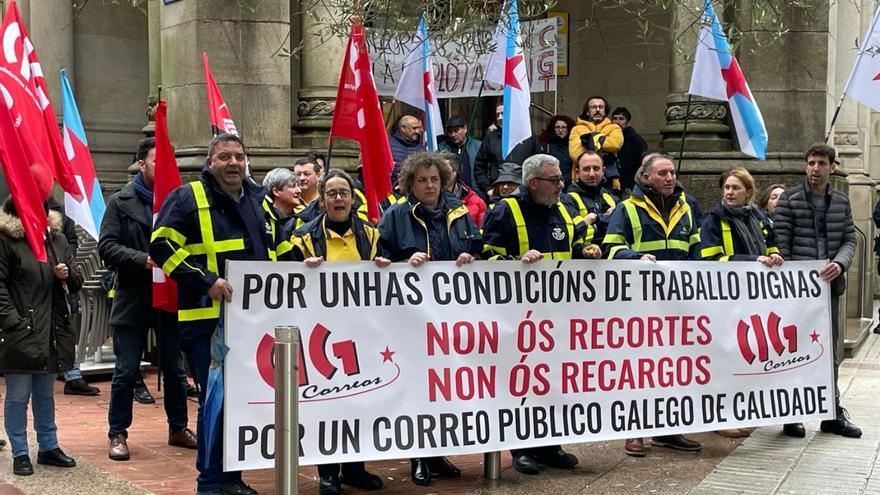 Los carteros de Lalín llevan sus protestas al edificio de Correos de Pontevedra