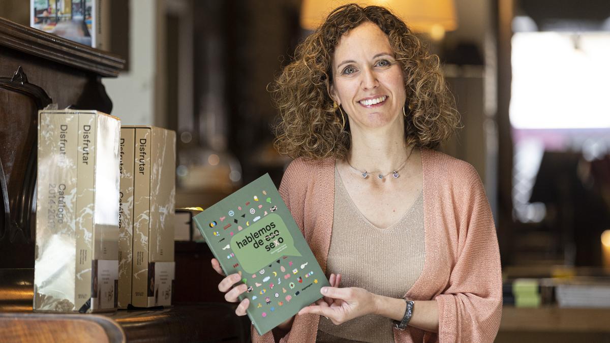 La doctora Silvia Delgado con el libro