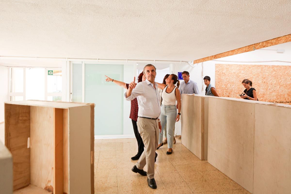 La visita al colegio Can Misses tras las inundaciones, en imágenes