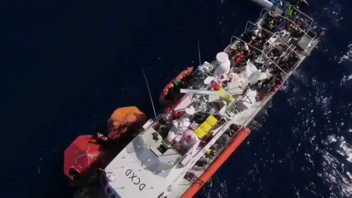 el barco financiado por banksy pide ayuda con 219 migrantes a bordo