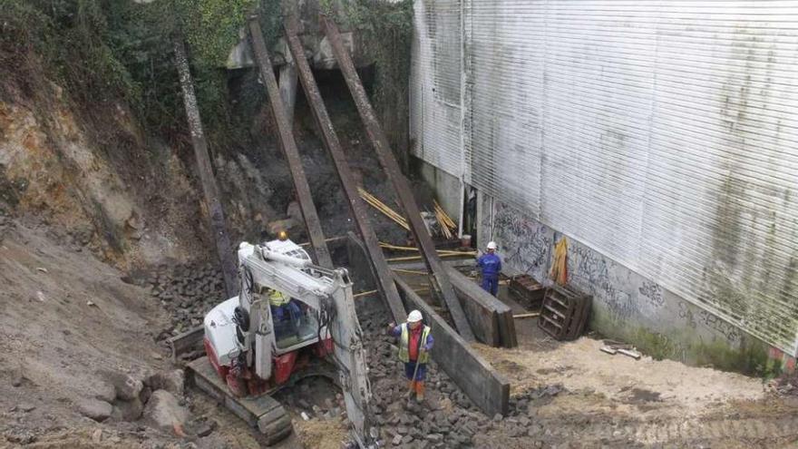 Las obras en el talud del muro de Raposeiras ya han comenzado.  // Santos Álvarez