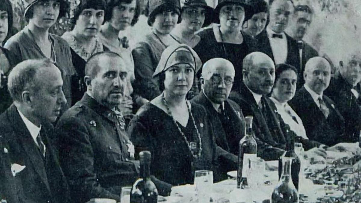 Una exposición recoge la evolución de los casi 100 años de la principal arteria de Torrent.