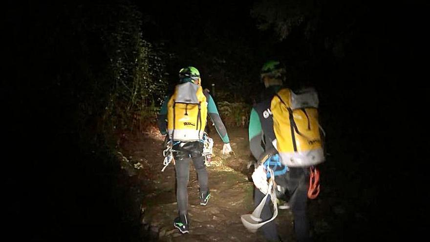 Liberan a un barranquista que quedó colgado de una cuerda en El Cedro 