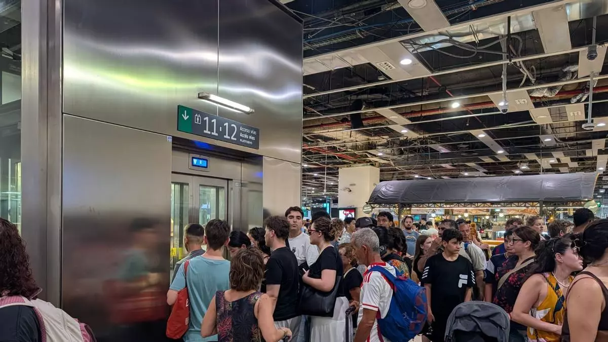 Colapso en los Rodalies y Regionals de Sants en plena cuenta atrás para el eclipse: "Nos tendremos que quedar en Montjuïc"