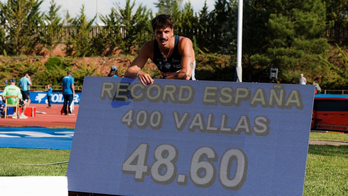 David Delgado, con su récord de España.