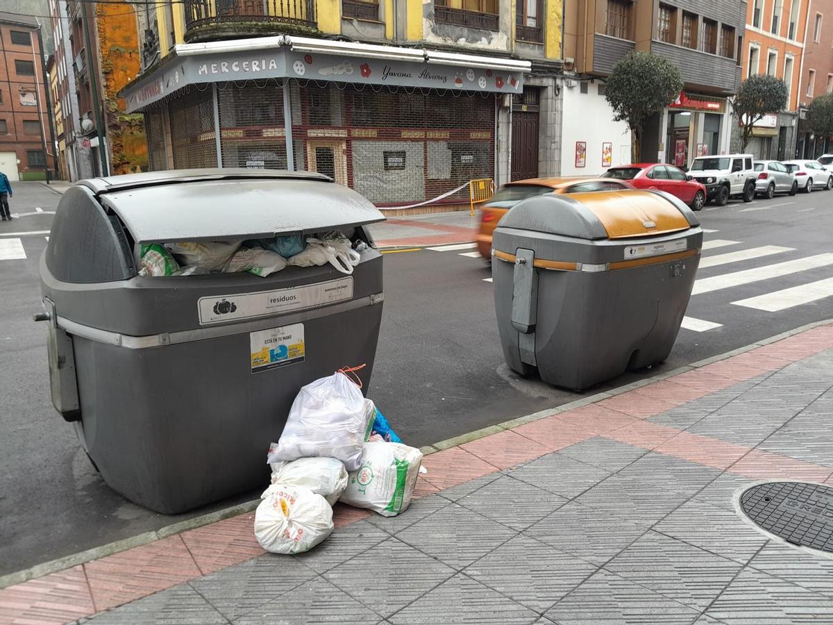 Contenedores de basura de Langreo sin vaciar por la avería de los camiones del servicio municipal de Langreo