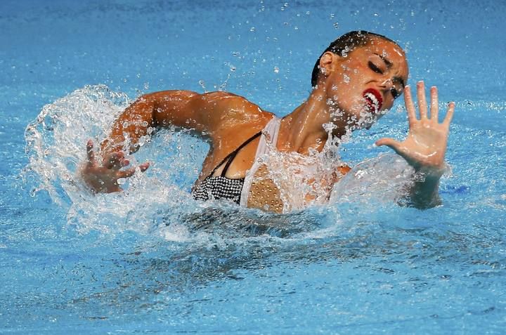 La española Ona Carbonell compite en la ronda preliminar del solo libre de sincronizada durante los Campeonatos del Mundo de natacón que se celebran en Kazán (Rusia), hoy, 27 de julio de 2015. Carbonell consiguió la tercera plaza.