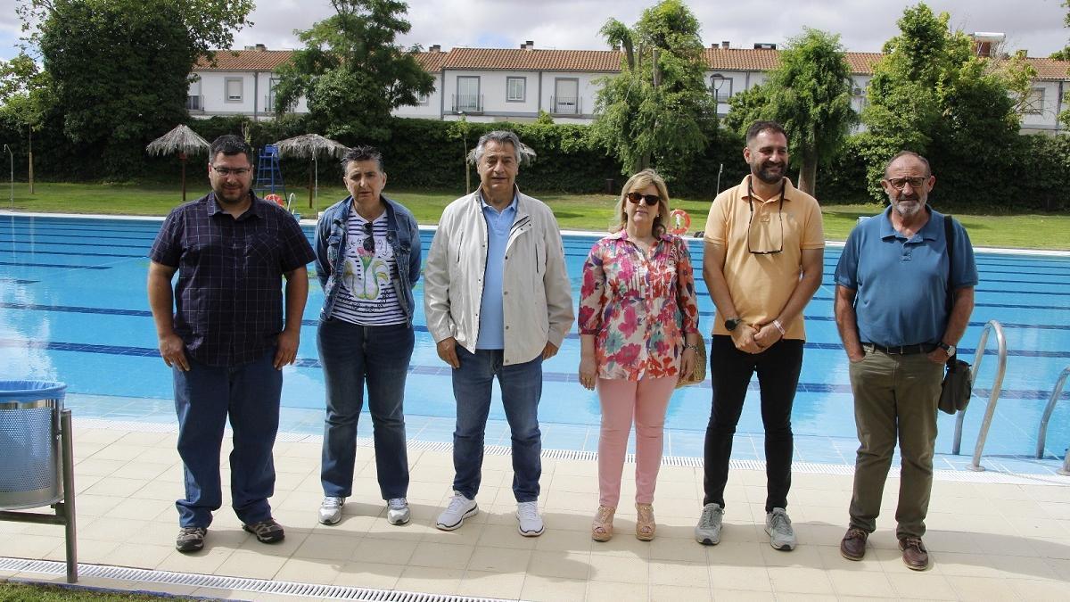 El alcalde de Hinojosa y los concejales, en la piscina municipal.