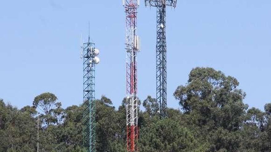 Antenas de telecomunicaciones en Castiñeiras, Bueu.  // Santos Álvarez