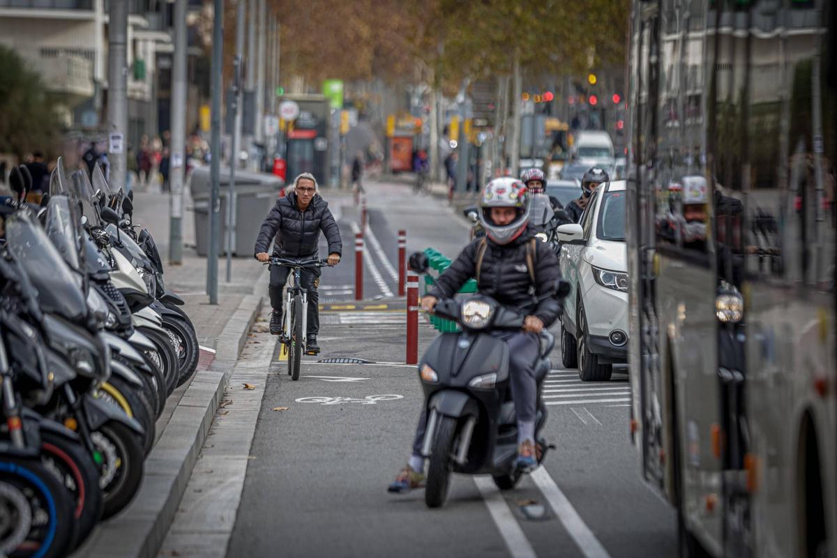El recién inaugurado carril bici en la Gran Via ya ha despertado quejas por parte de la comunidad ciclista