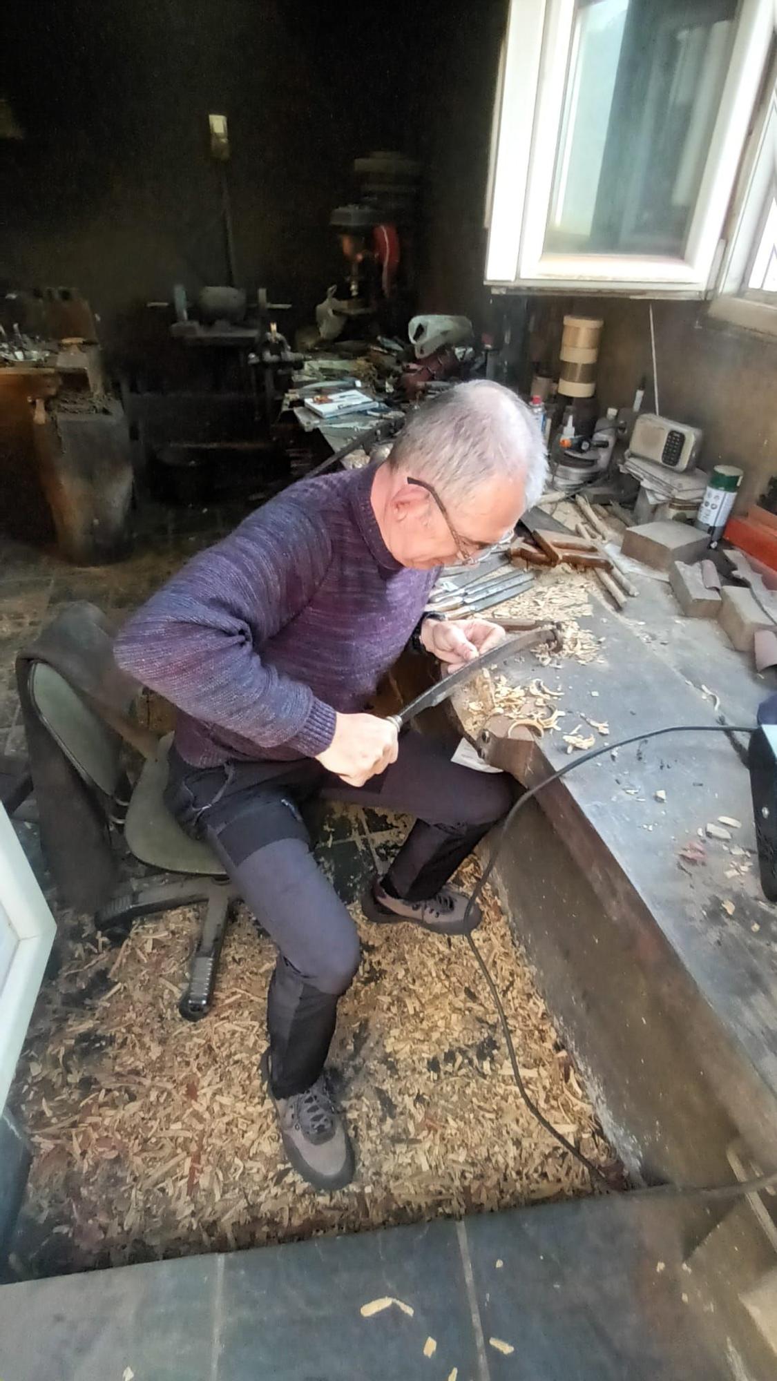 José Rodil en su taller de A Pontenova, donde el acero sale del fuego y se moldea a golpe de martillo
