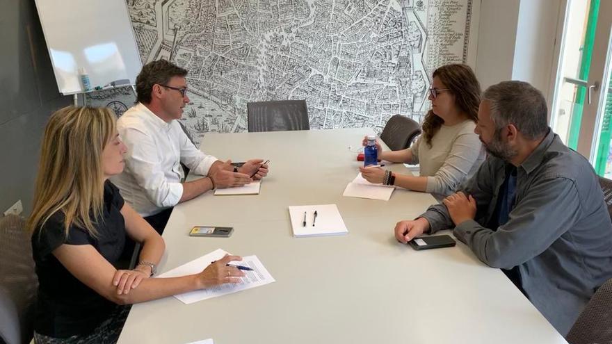 Los populares Salomé Cabrera y Toni Costa con Maria Gibert y Toni Barceló, de Habtur